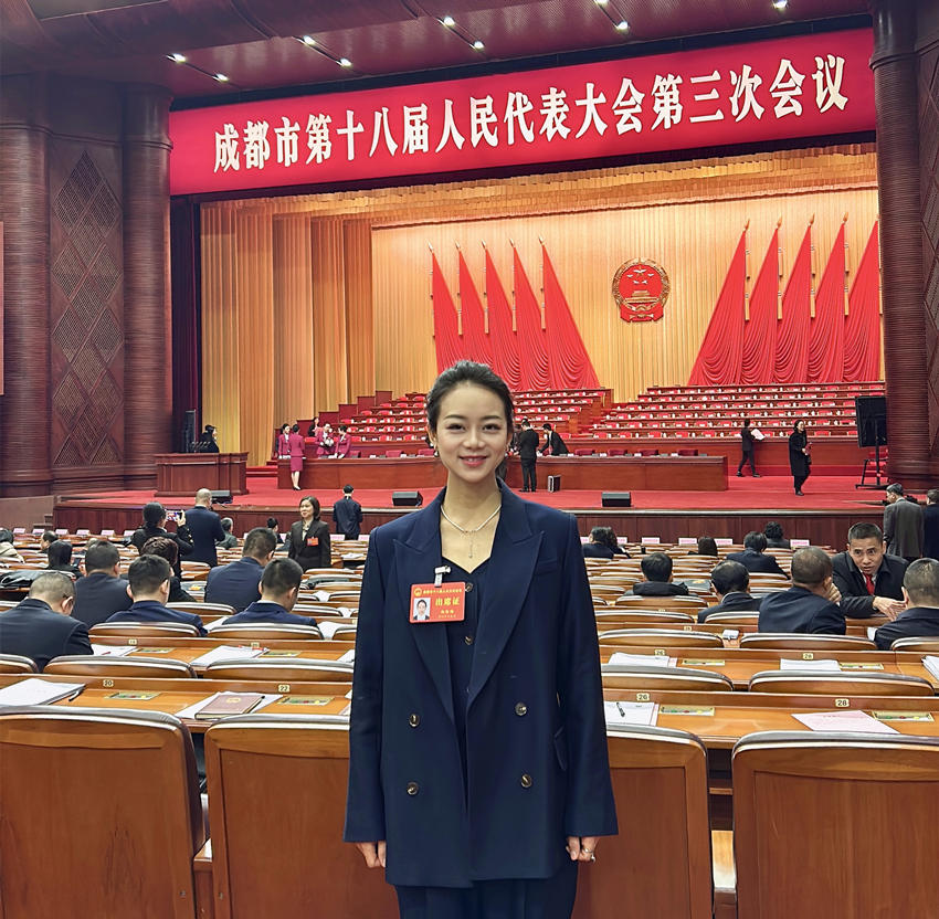 成都市人大代表、國家級非遺項目道明竹編四川省級非遺代表性傳承人楊隆梅。受訪者供圖