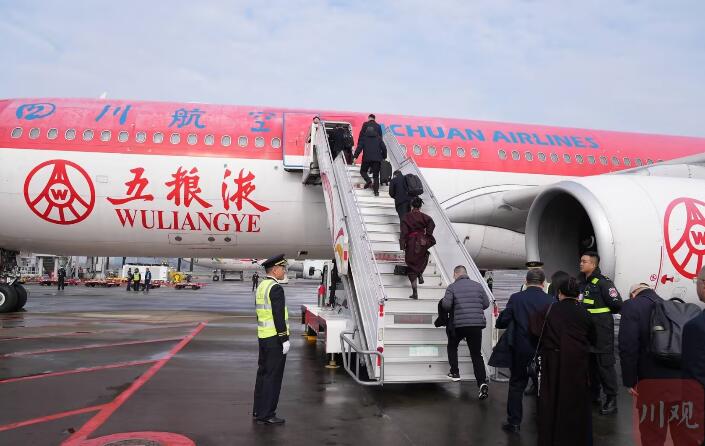 四川代表團赴京出席十四屆全國人大三次會議