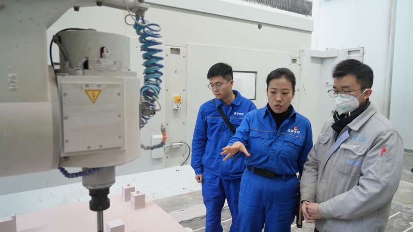 全國人大代表蒙媛在川渝高竹新區，深入走訪四川瑞創汽車科技有限公司，在模具加工車間詳細了解模具制作工藝并與企業負責人交流關于新能源車企的發展情況。受訪者供圖