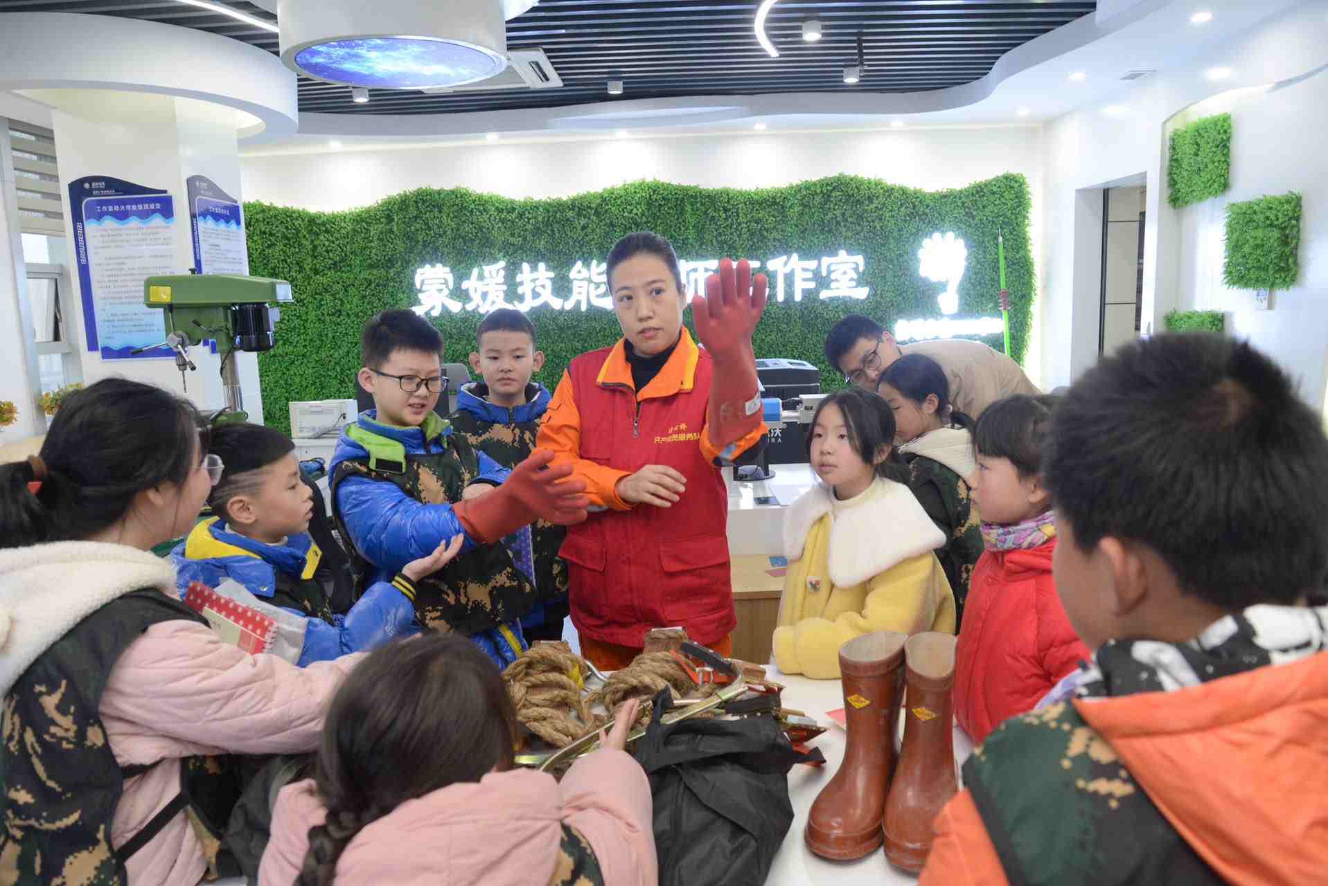 蒙媛為社區兒童進行電力知識科普。受訪者供圖