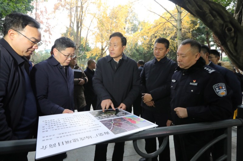 趙波（中）在樂山市市中區調研緩堵保暢和“四公一農”建設提升工作。樂山市委宣傳部供圖