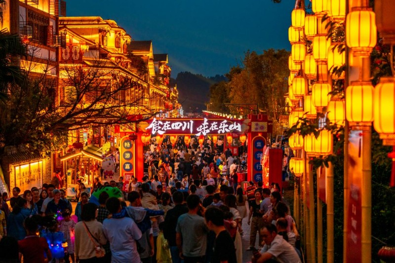 市中區蘇稽古鎮游客如織。樂山市委宣傳部供圖