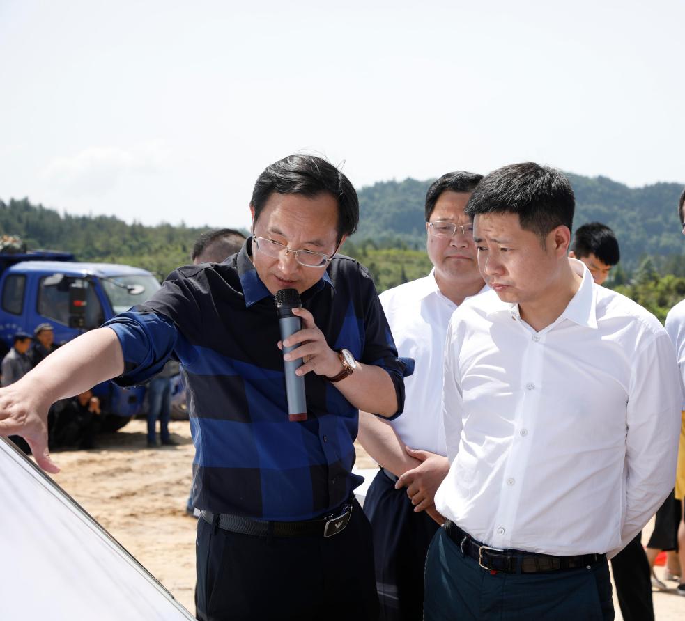 全國人大代表、藍潤集團董事長戴學斌在一線調研。藍潤集團供圖