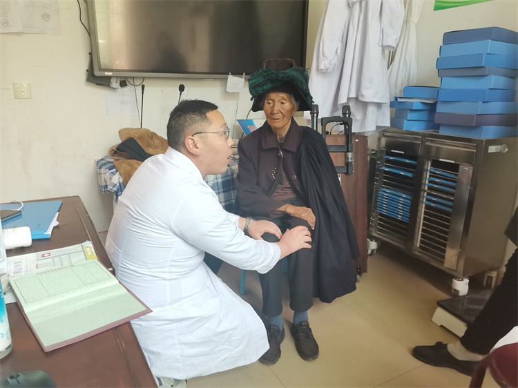 黃苛了解病人情況。