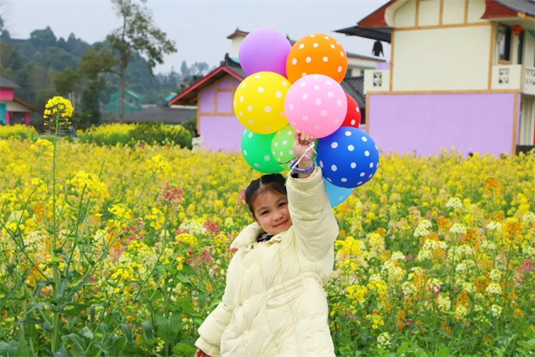 一位小朋友在油菜花叢中玩耍。夾江縣融媒體中心供圖