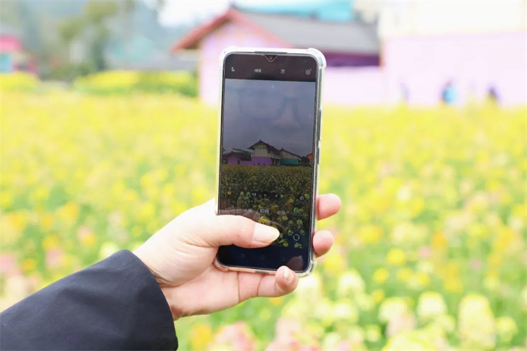 一位游客用手機拍下精彩瞬間。夾江縣融媒體中心供圖