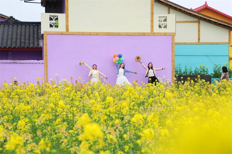 游客在網紅點拍照打卡。夾江縣融媒體中心供圖