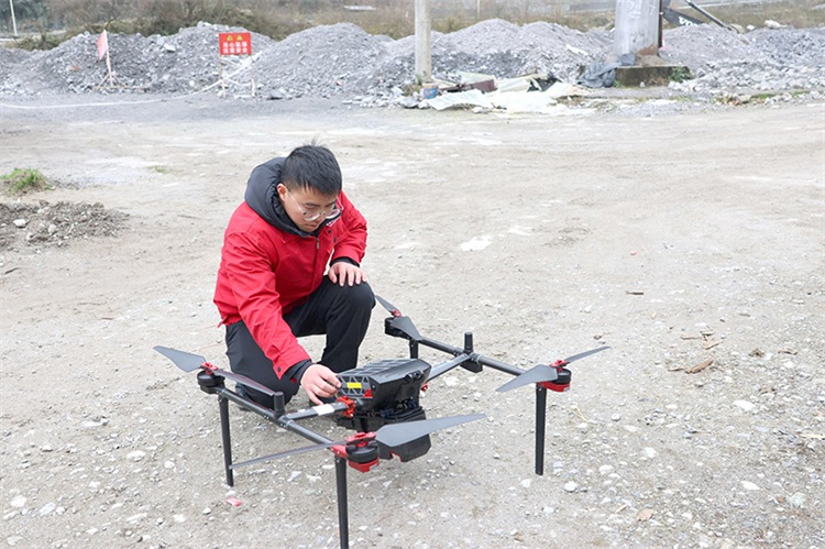 啟動無人機。綿竹市融媒體中心供圖
