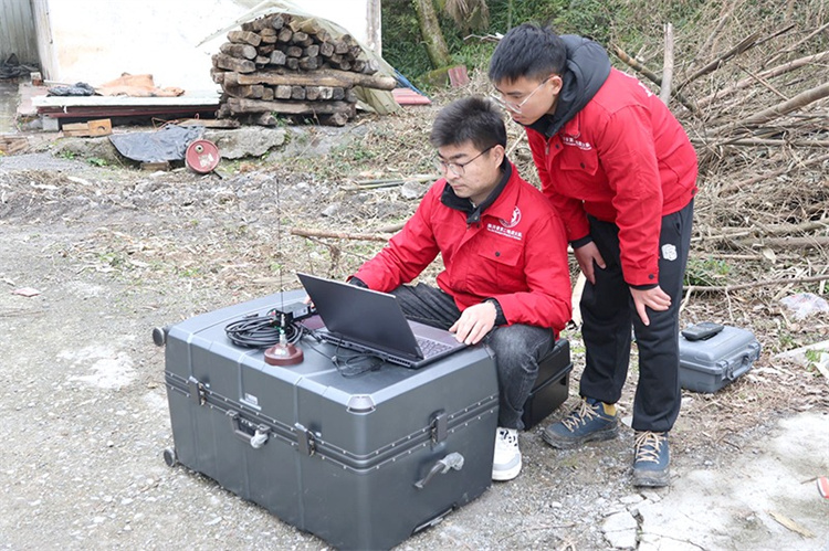 無人機傳回巡視的視頻，工作人員進行分析處理。綿竹市融媒體中心供圖