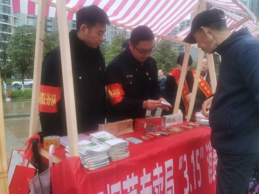 工作人員向市民普及《消費者權益保護法》《食品安全法》等相關法律法規。新都區市場監管局供圖