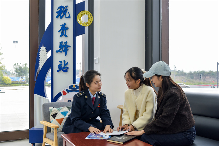 稅務干部在稅費驛站開展宣傳輔導活動。成都市稅務局供圖