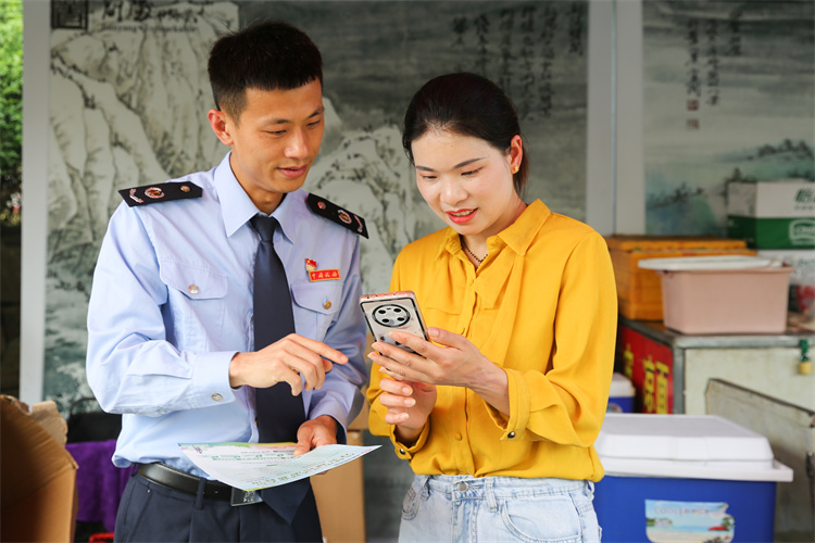 稅務干部為納稅人講解納稅信用相關事項。成都市稅務局供圖