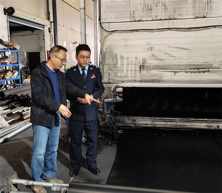 稅務干部走訪成都眾成新型復合材料有限公司了解企業生產經營情況。成都市稅務局供圖