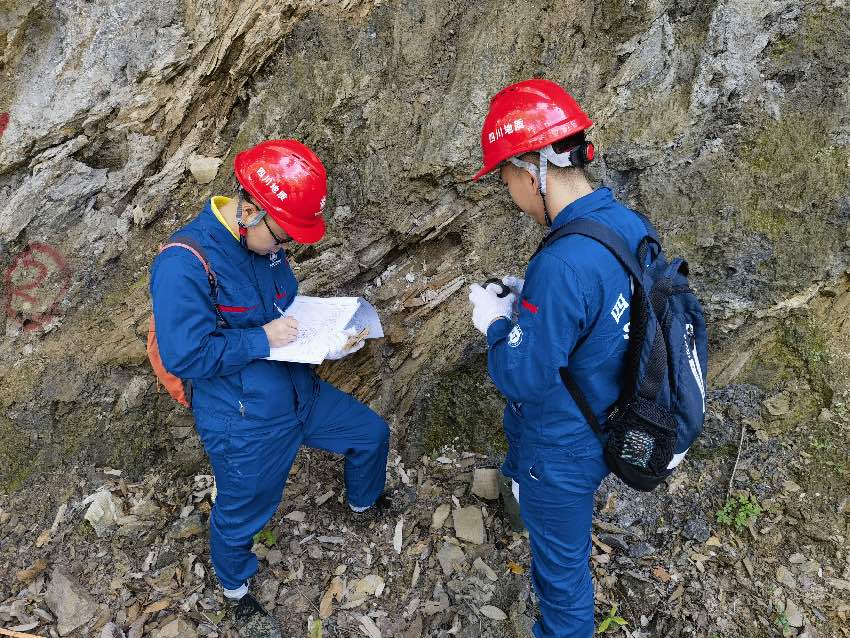 項目人員在野外開展地質剖面測量工作，完成每一分層的詳細觀察和數據記錄。受訪者供圖