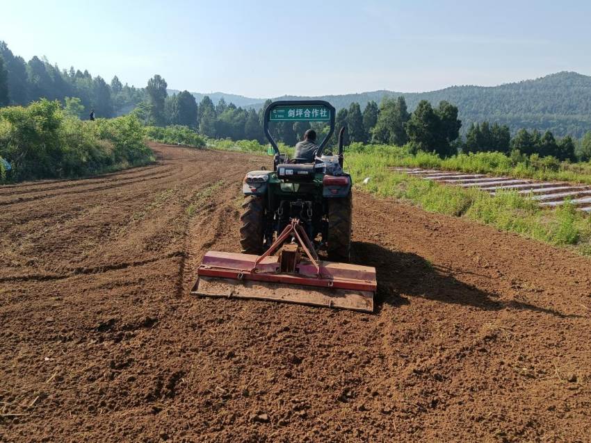 煙葉網格員指導煙農使用大型旋耕機作業。劍閣縣煙草專賣局供圖
