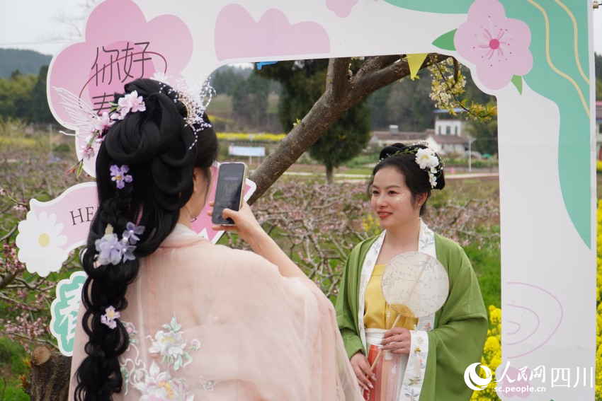 古風愛好者身穿漢服在游玩拍照。人民網 趙祖樂攝