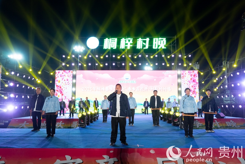 周廷勇與公平村歌隊隊員們一同登臺表演。人民網 涂敏攝