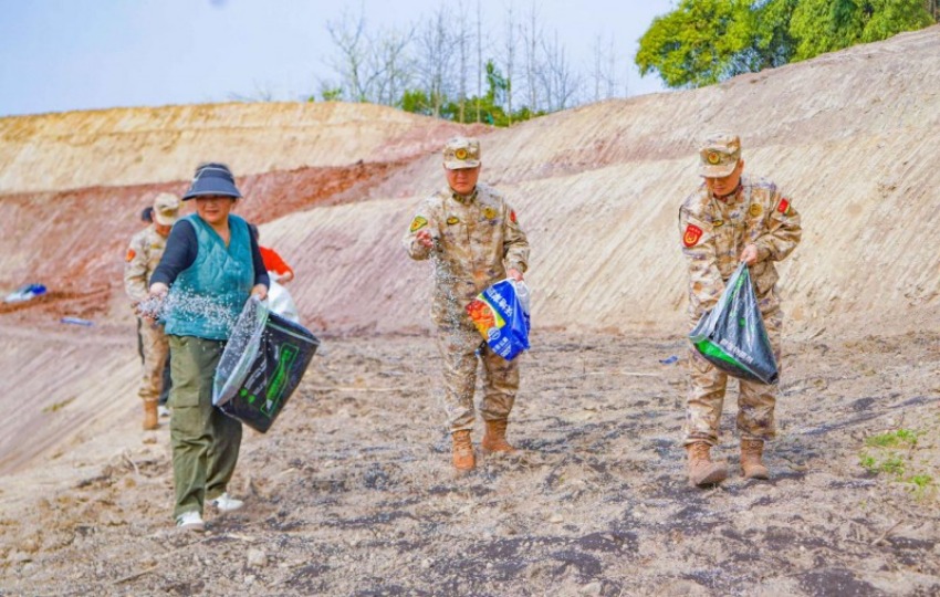 大竹縣民兵幫助村民施肥。孫永剛攝 