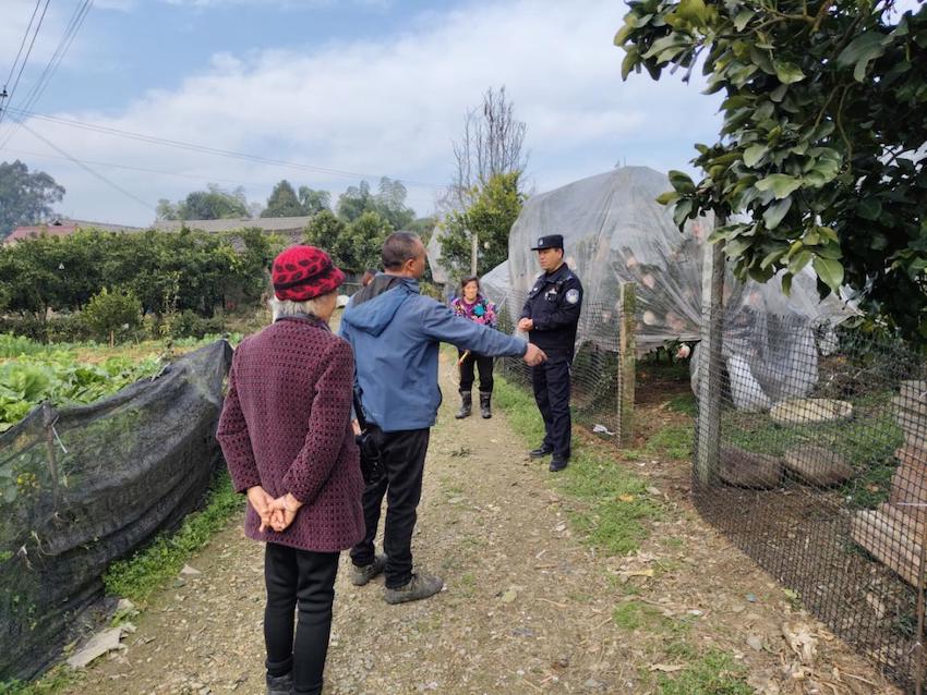 村警調解土地糾紛。蒲江縣公安局供圖