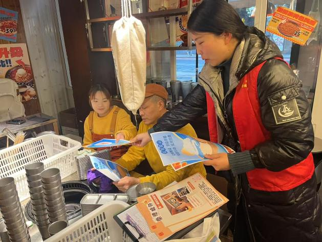 工作人員深入街頭餐飲店現場宣講。錦江區錦官驛街道供圖