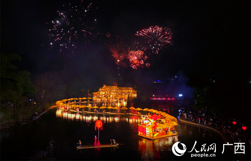 漓江漁火節“金龍巡游”活動。人民網 付華周攝