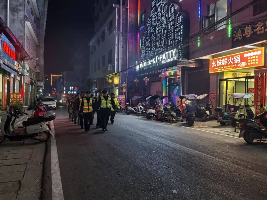 正在社區巡邏的民警。冕寧公安供圖