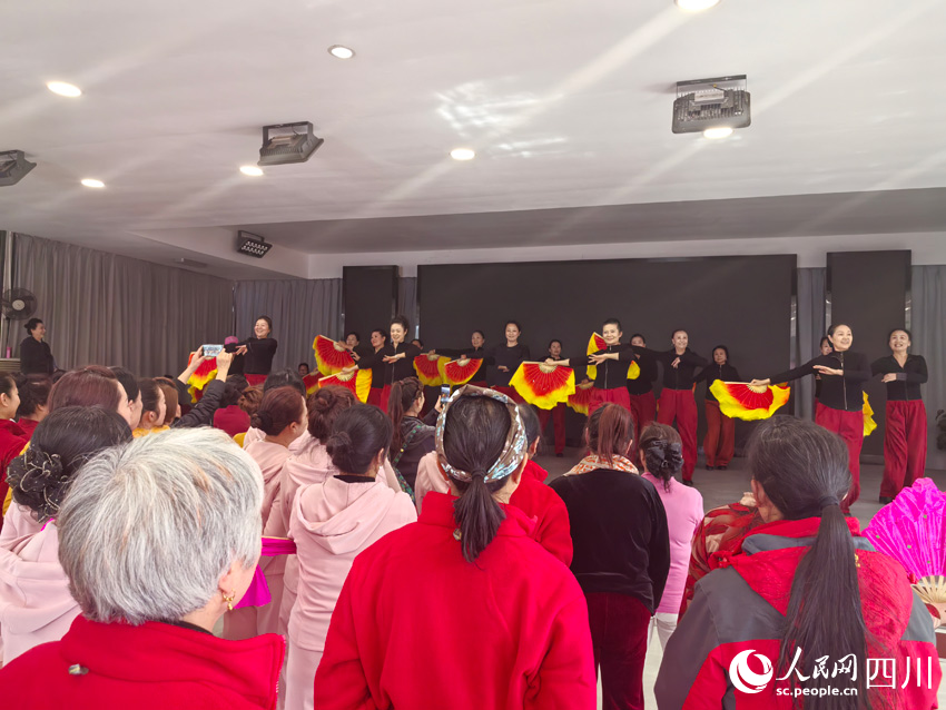 鄉村大舞臺，游客正彩排。人民網記者 劉海天攝