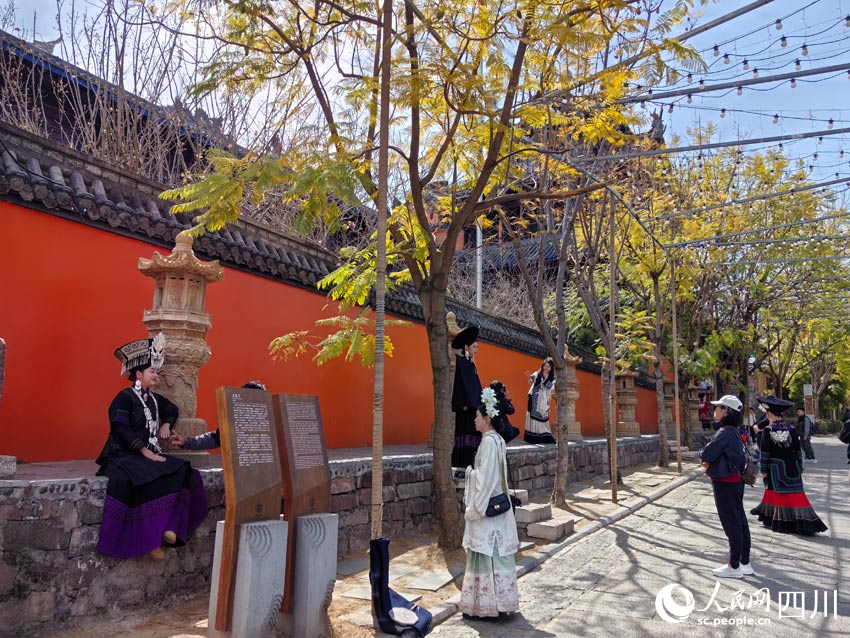 大石板村里興起旅拍熱。人民網記者 劉海天攝