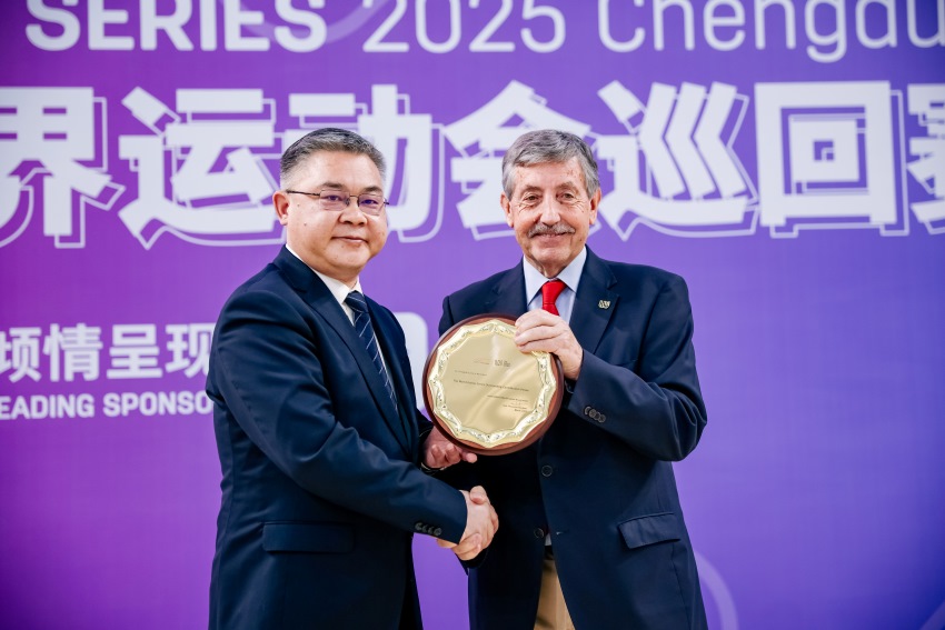 何塞·佩魯雷納代表協會授予成都東部新區“世界運動會巡回賽杰出貢獻賽區”稱號。主辦方供圖