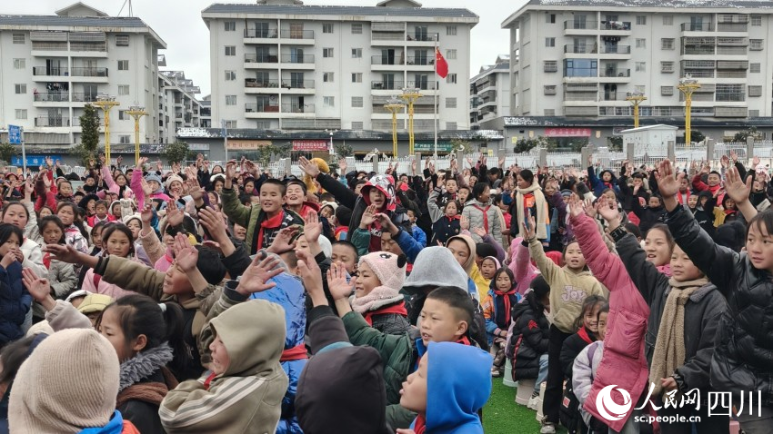 展演活動現場，依撒小學學生積極參與禁毒知識搶答互動環節。陳萱攝