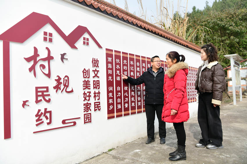 村民在三官村里閱讀村規民約。郭明攝