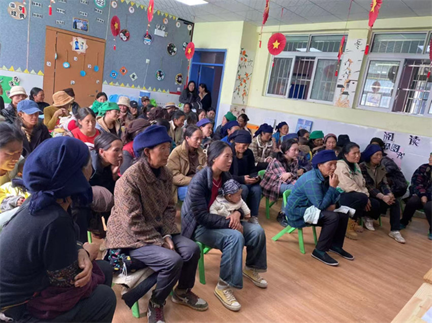 利用家長會，幼兒園老師和媽媽們分享禁毒方面的知識。昭覺縣委禁毒辦供圖