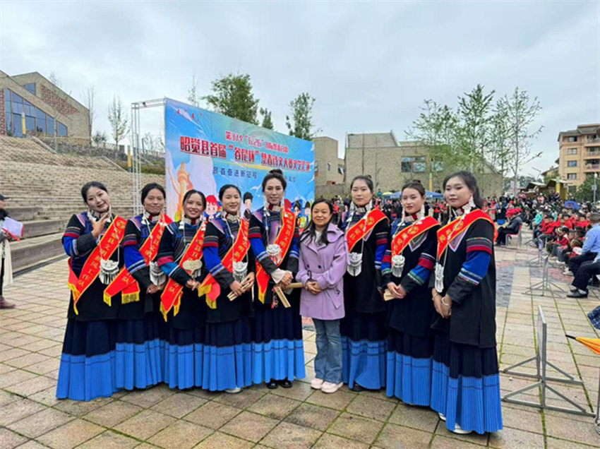 “媽媽禁毒隊”參加禁毒詩文大賽文藝匯演。昭覺縣委禁毒辦供圖