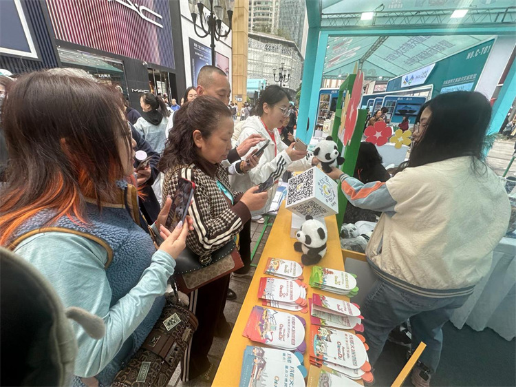 市民游客關注成都文旅資訊。主辦方供圖