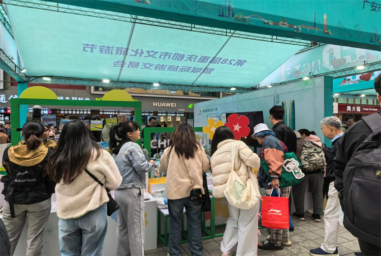 市民游客了解春游成都都市圈的相關活動。主辦方供圖