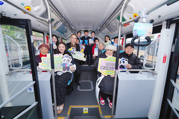 納稅人打卡留念。成都市稅務局供圖