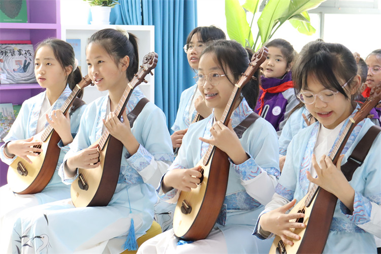 學生演奏世運歌曲。主辦方供圖