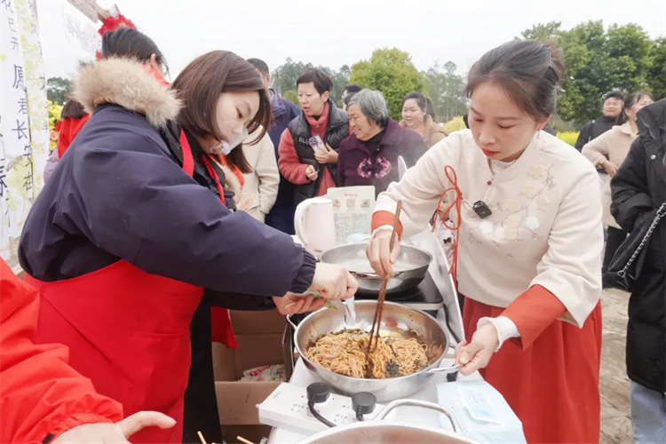 3月15日，“春來·正興”菜花節活動在天府新區正興街道官塘村開展。潘安琪攝