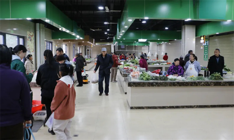 “愛心菜市”內明亮整潔，市場交易有禮有序。四川天府新區融媒體中心供圖