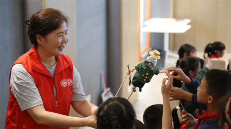 在“麓湖瓶子銀行”2025藝術實踐課程暨“零廢棄”文明家園宣傳活動中，孩子們零距離觀賞“瓶子藝術”。受訪者供圖