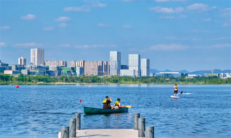 興隆湖清新亮麗，市民在湖中游玩。賈科攝