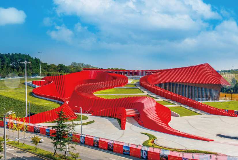 貴州長征文化數字藝術館如“紅色飄”嵌入大地。貴州長征文化數字藝術館供圖