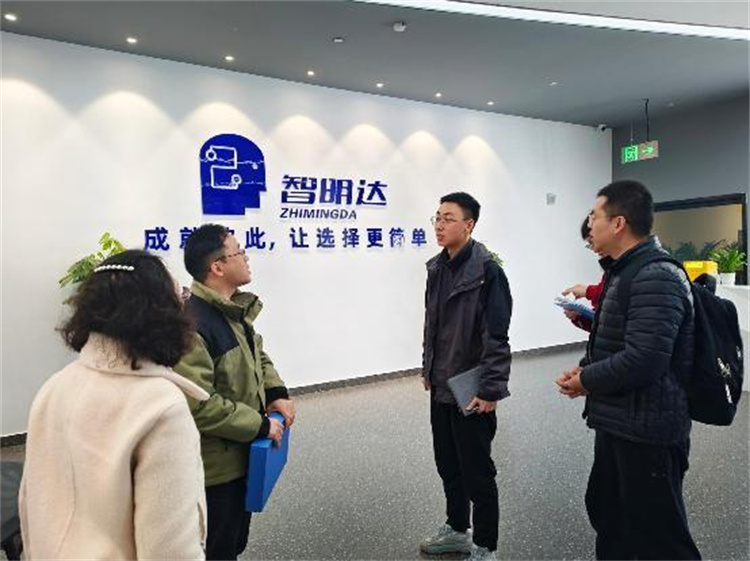 工作人員到企業提供精準服務。