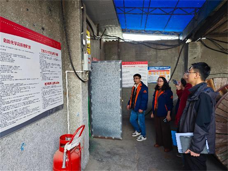 工作人員到現場了解企業需求。