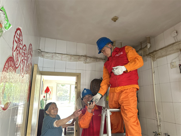 4月10日，國網成都供電公司黨委組織黨員服務隊到成都市金牛區新天地民苑為高齡獨居老人排除用電隱患。國網成都供電公司供圖