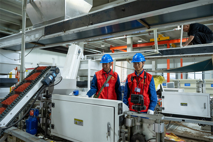 4月10日，國網成都供電公司黨委組織黨員服務隊到崇州市天府糧倉智能化育秧中心開展用電檢查工作，確保春耕春灌用電正常。國網成都供電公司供圖