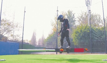 利用無人機技術制作的“飛劍”。