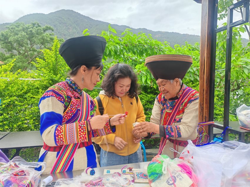 游客正在體驗非遺項目。德昌縣委宣傳部供圖