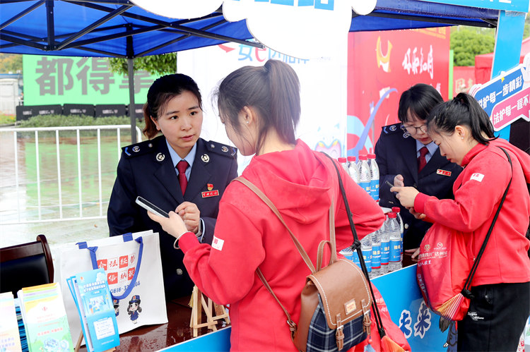 稅務干部為參賽選手宣傳最新稅費政策。達州市稅務局供圖