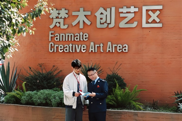 稅務干部向影視制作公司負責人講解稅費優惠政策。成都市稅務局供圖